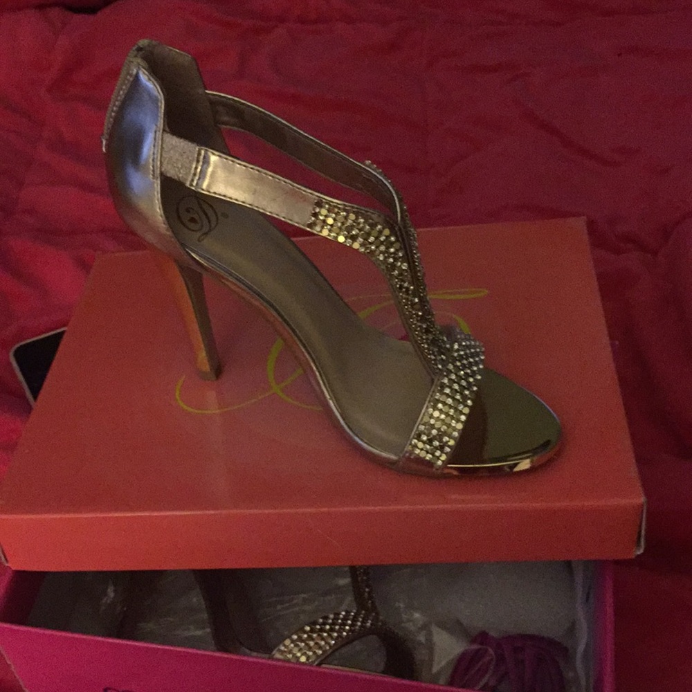 Gold heel